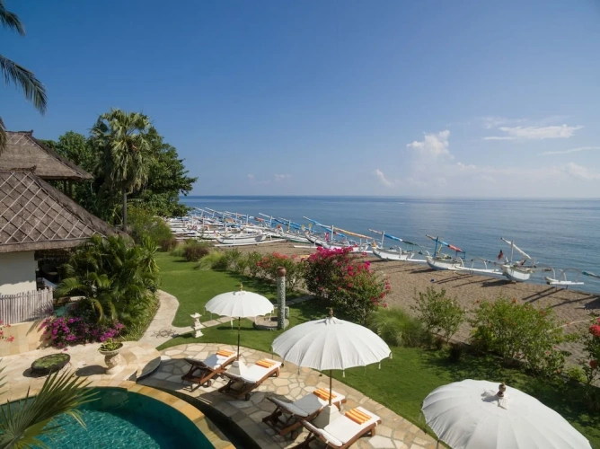 Standard room with balcony and beachfront