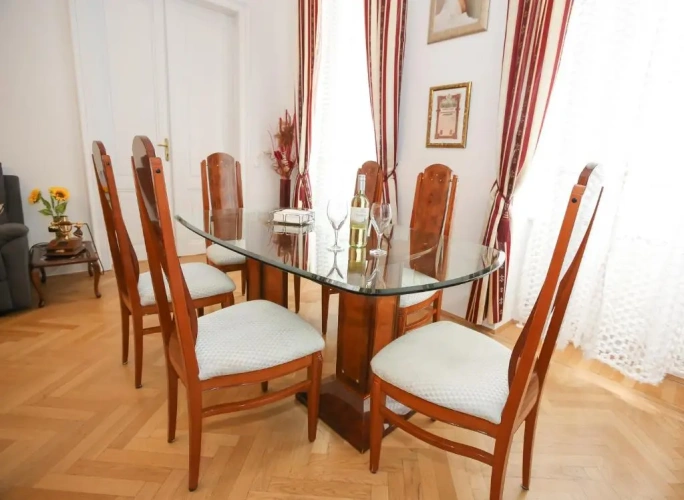 3 Bedrooms Apartment