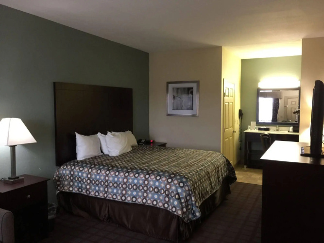 Pearsall Inn & Suites