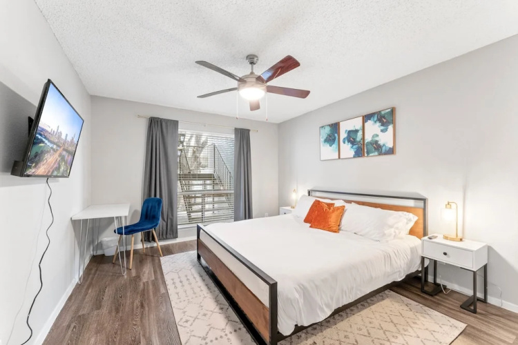 Soco 2BR Corner Suite w Pool King bed Fast Wifi