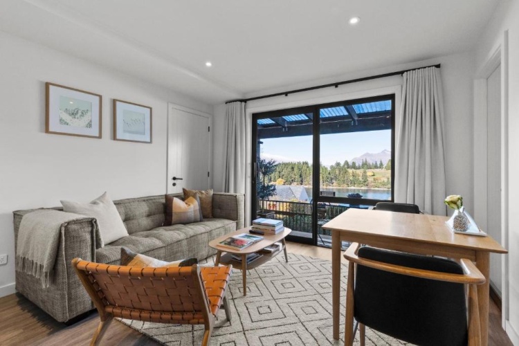 Suite with lake view