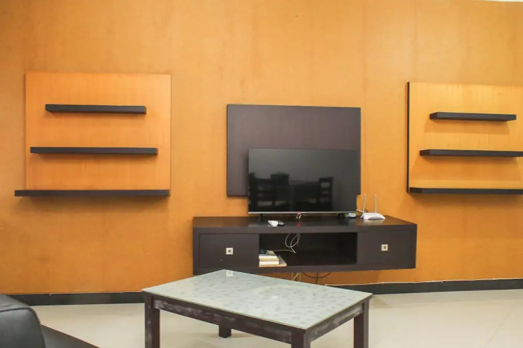 Comfortable 2Br With Extra Room At Crown Court Executive Condominium