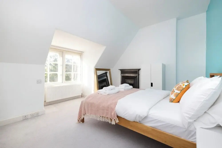 Delightful 3-bed Flat with Parking