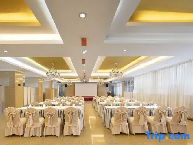 Yi Liang New Century Luxury Hotel