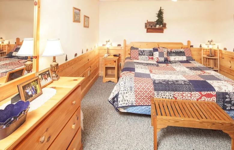 Youngs Hideaway by Eagles Ridge Resort