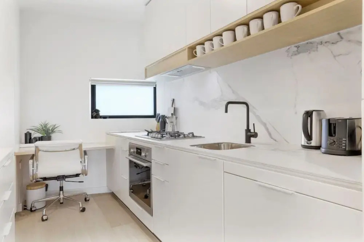 Modern 2-bed Ivanhoe Unit With Parking