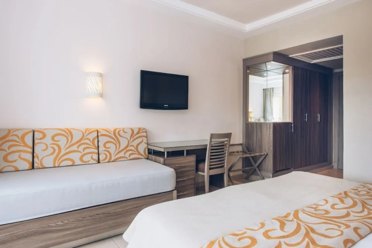 Twin room with garden view