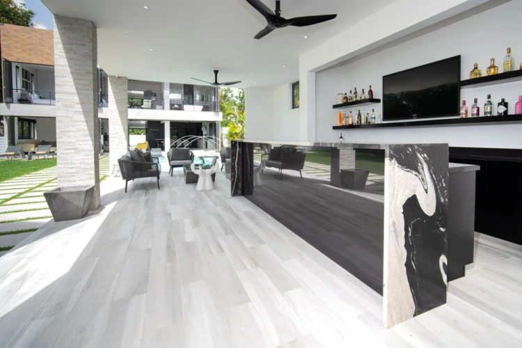 5 Bedrooms Villa