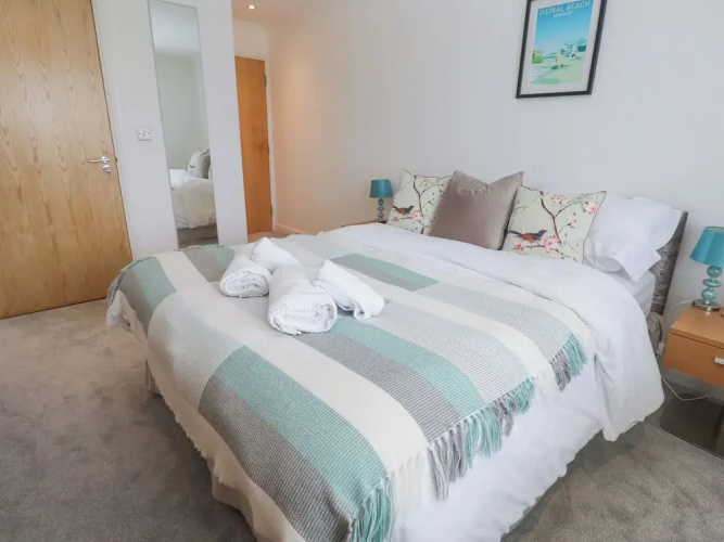 9 Headland Point
