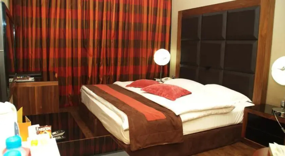 Days Inn Hotel & Suites