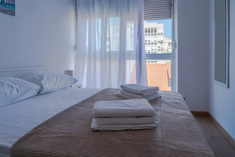 Spacious apt few min Walk to old Town and Beach