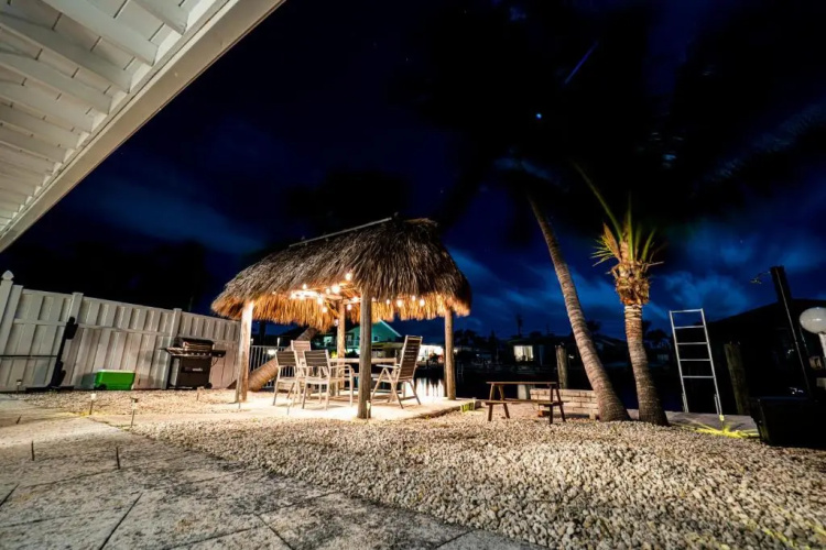 Newly Renovated 3br2ba Duplex with private Dock
