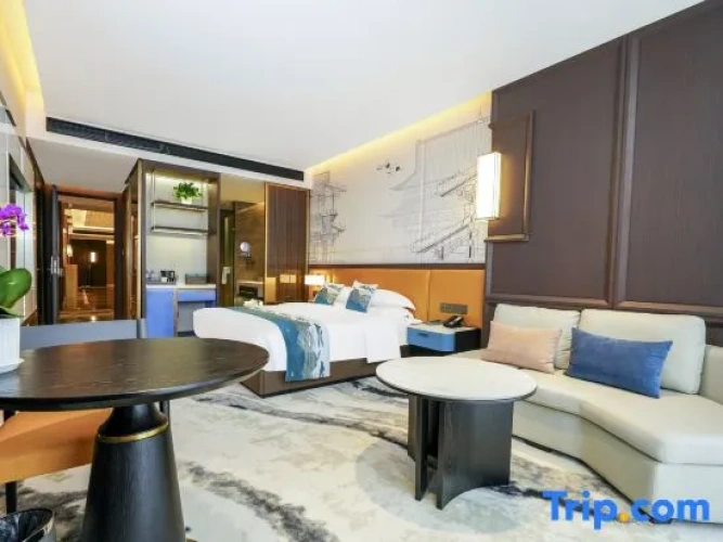 Deluxe Double room with city view