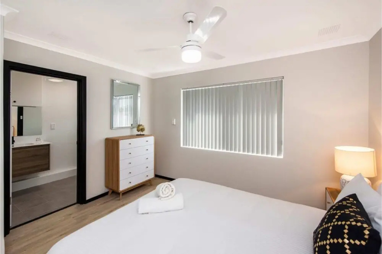Bright 1BR Apartment Close to Foreshore & Cbd