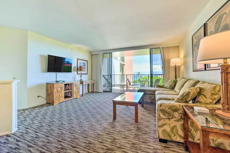 Cute Beachfront Condo w/ Lanai & Resort Pools