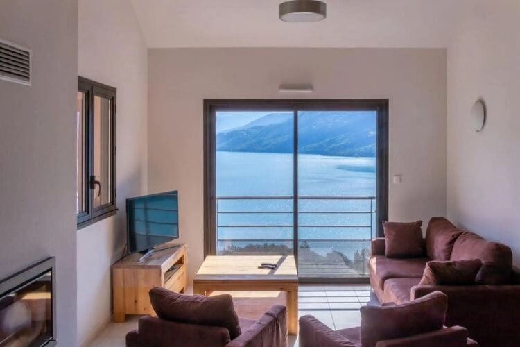 Chorges Lakeside Stay With a Fireplace