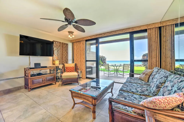 Beachfront Condo: Sunset Views & Pool Access!