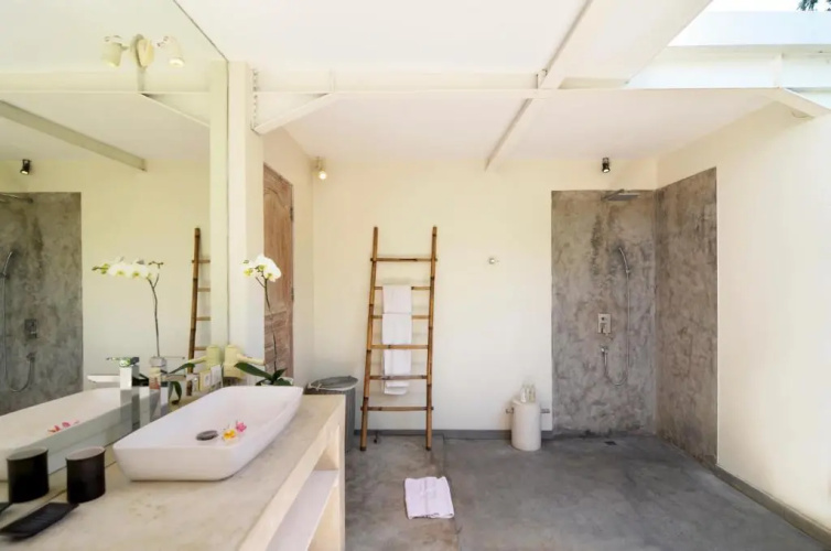 "stunning 4 Bedrooms Private Pool Villa in Canggu"