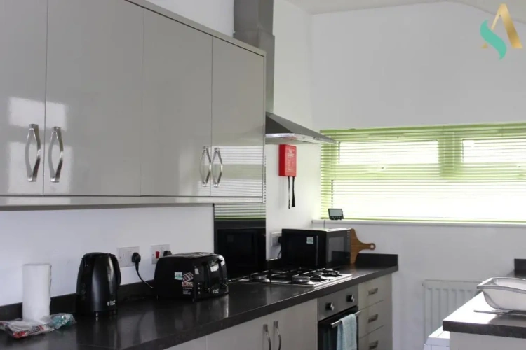4 Bedrooms Cottage