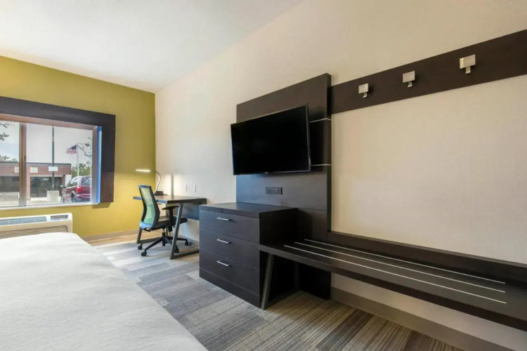 Holiday Inn Express & Suites Chicago West - St Cha