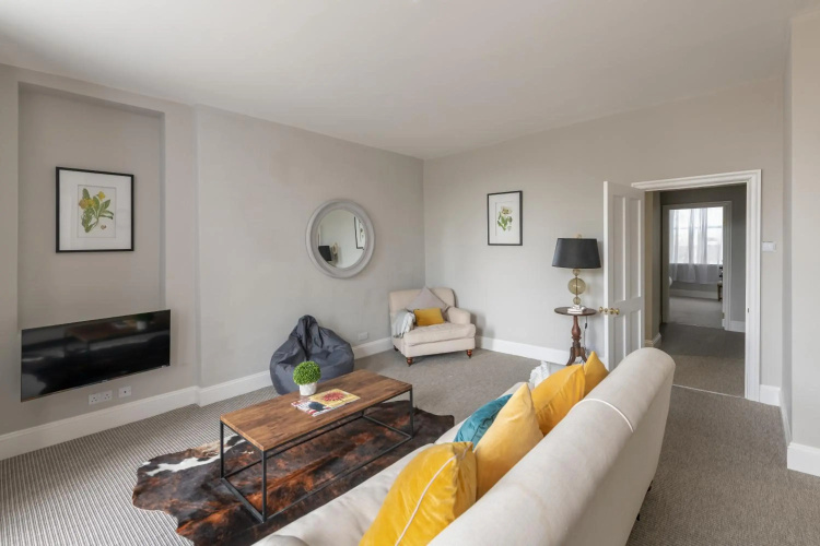 Georgian 3 Bed 3 Bath Central Apartment & Parking
