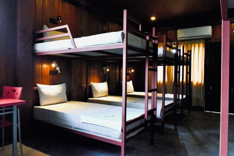 Standard Sextuple Family room