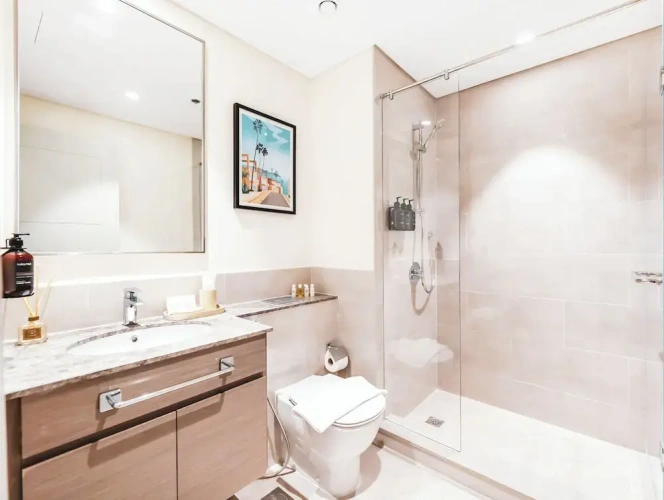 4 Bedrooms Luxury Apartment with balcony and with city view