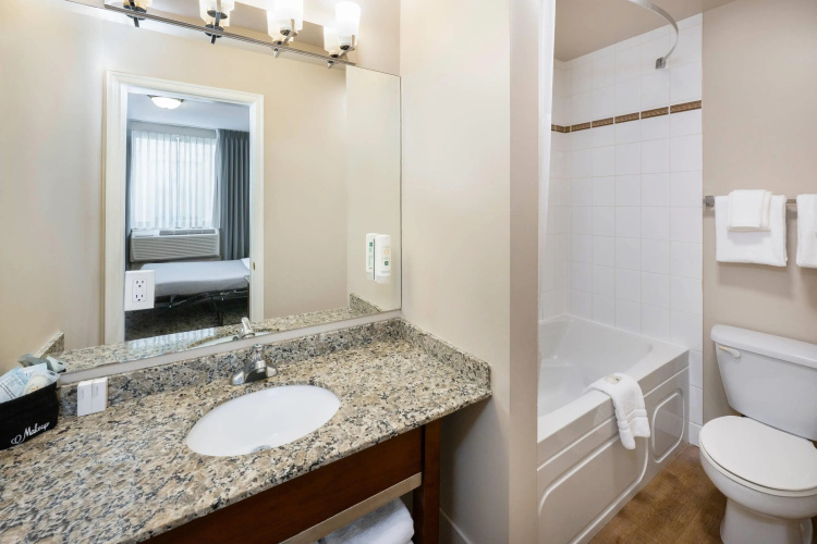 Quality Inn & Suites Vancouver, Bc - Adults Only photo 12
