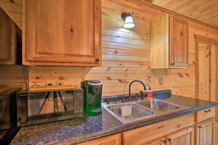 Rustic-chic Country Cabin - 10 Mi to Main Street!