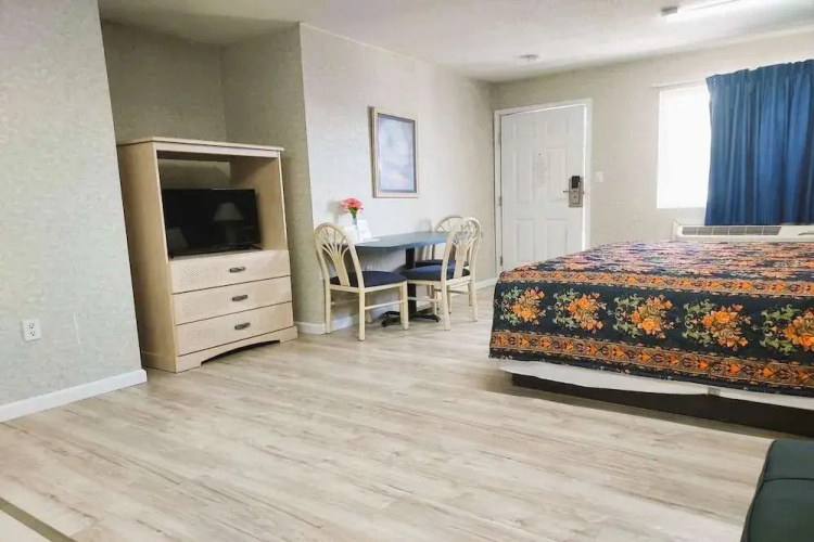 Studio Inn & Suites