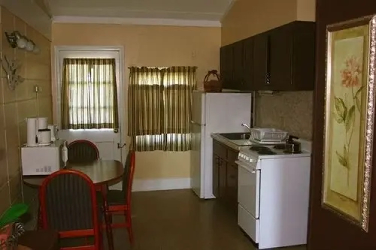 Rocky Neck Inn & Suites