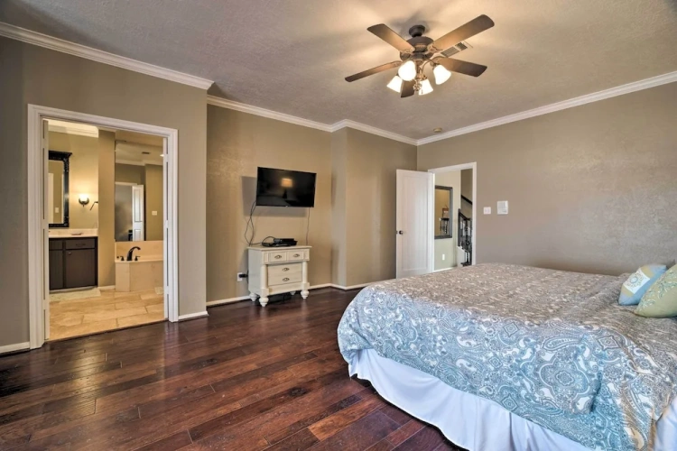 4 Bedrooms Apartment