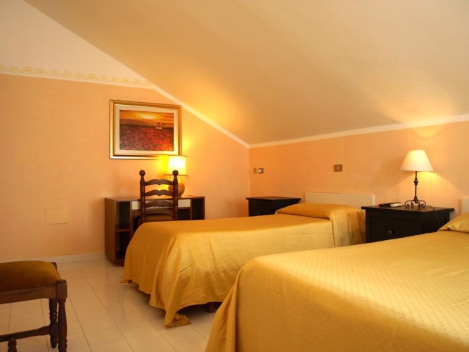 Standard Triple room