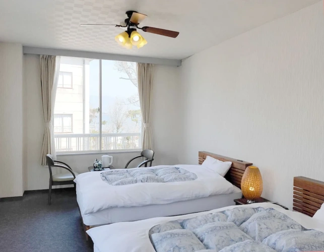 Standard Twin room with lake view