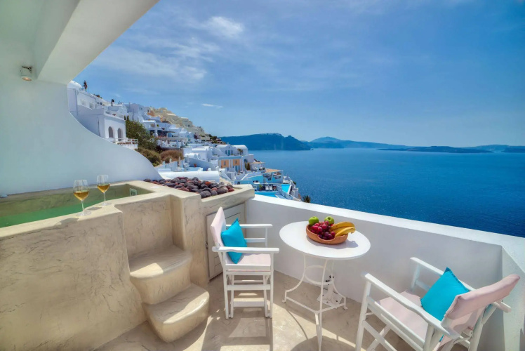 Kima Oia Suites