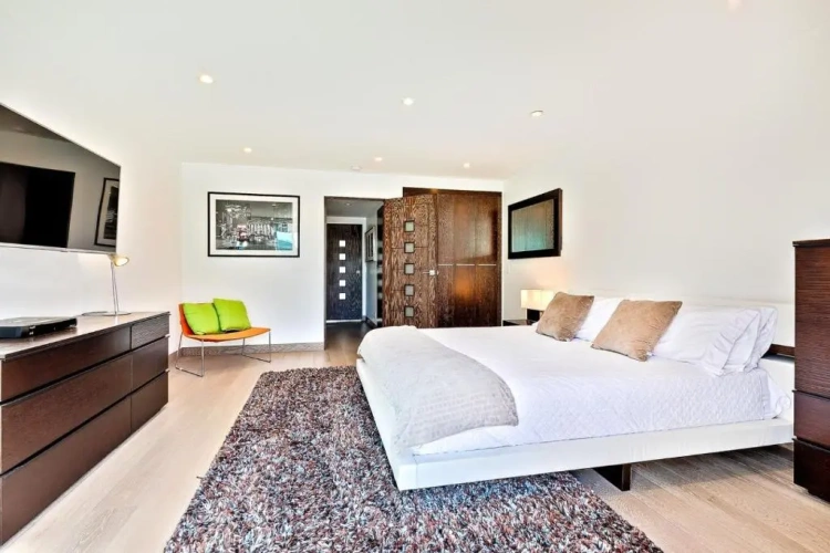 5 Bedrooms Villa