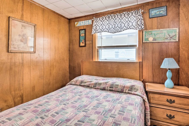 Cozy Hampton Cottage w/ BBQ - Walk to Ocean!