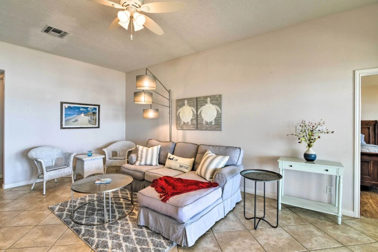 Beachfront Getaway w/ Deck & Views in Galveston