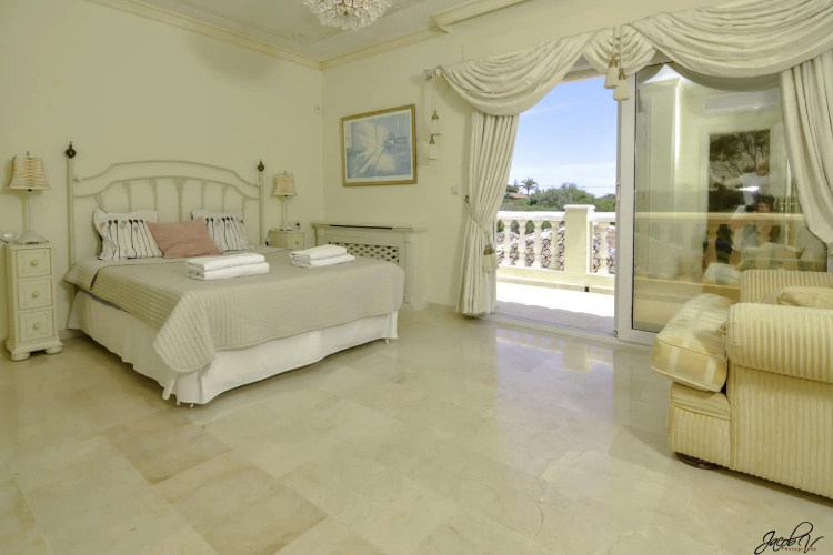 20001 - Exquisite Villa 50M To Beach
