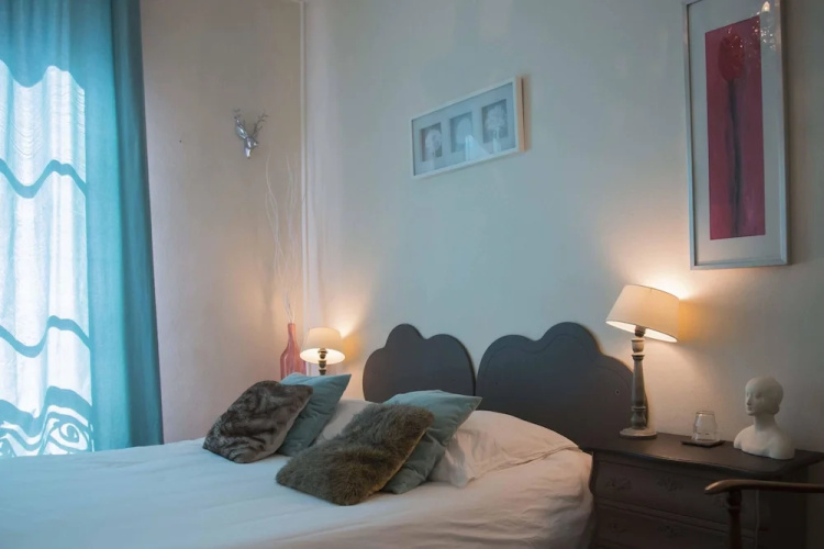 A Room In Paris