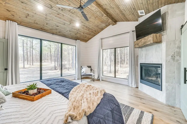 Broken Bow Cabin w/ Hot Tub & Covered Deck!