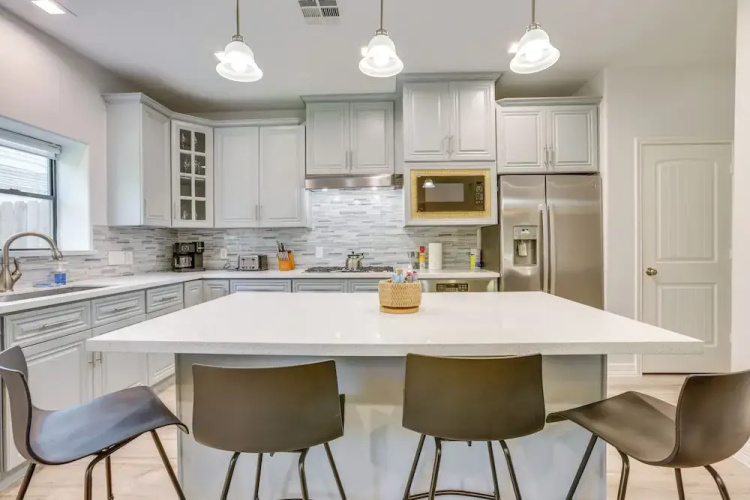 Yard & Workspaces: Luxe Duplex Unit in Houston