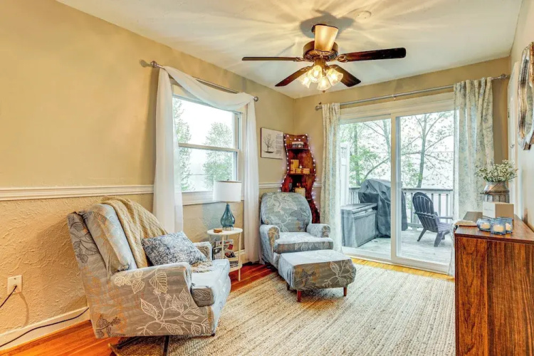 Lakefront Cottage 2 Mi to Palladium in Worcester!