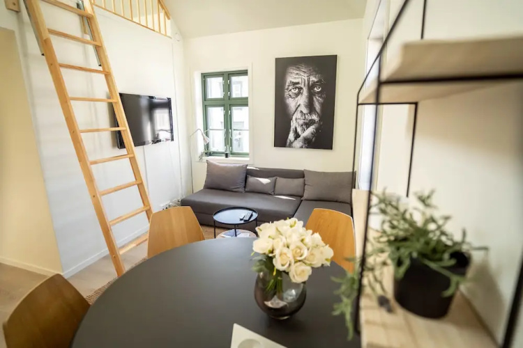 Vibrant Apartment On Bustling Street, Above A Restaurant - Perfect For Tourists, - Stavanger