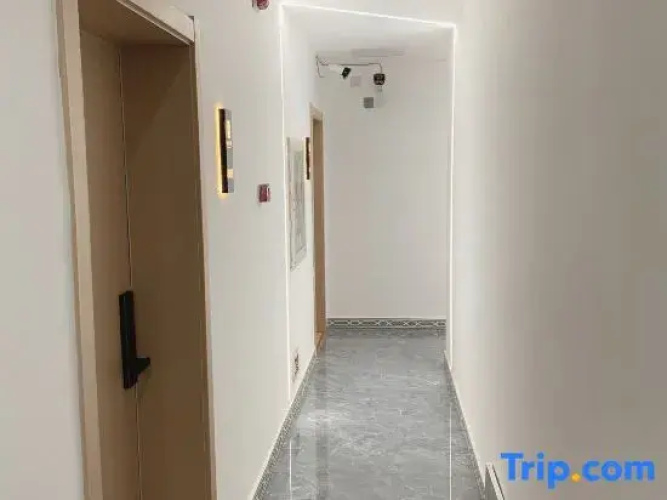 Sansishe Hotel (Kunming college store)
