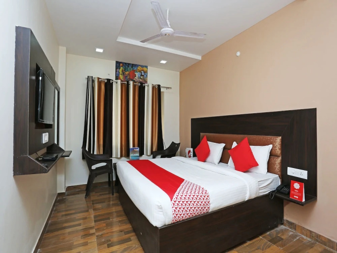 OYO 15098 hotel crystal