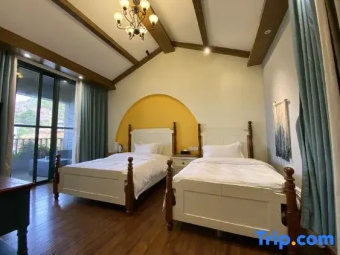 Standard Twin room with lake view
