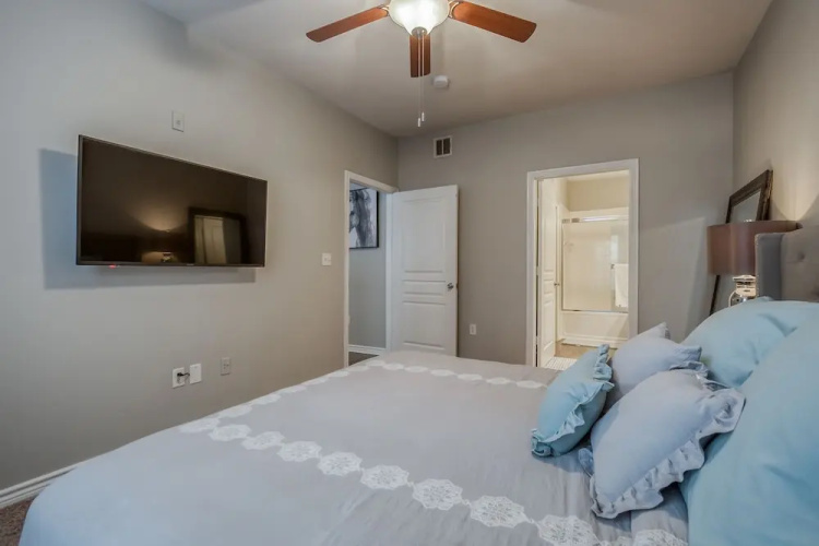 Modern Uptown Dallas Stay by Amyfinehouse