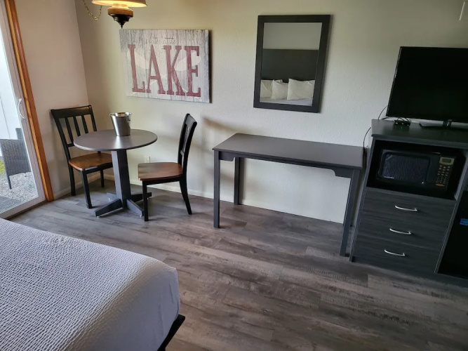 Lakeshore Lodge
