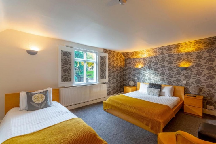 Standard Triple room